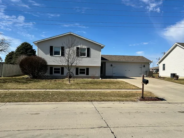 $259,900 | 73 Kirkwood Drive, Clinton, IL 61727