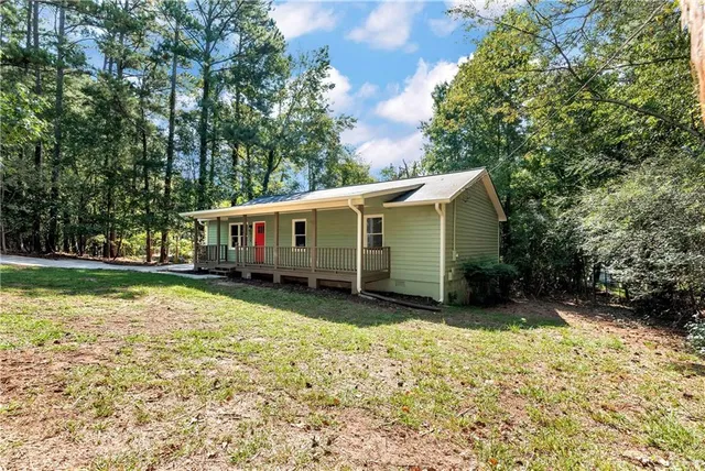 a view of a house with a yard