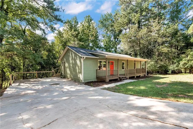a view of a house with a yard