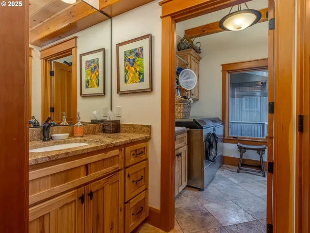 a en suite bathroom with a sink and a mirror