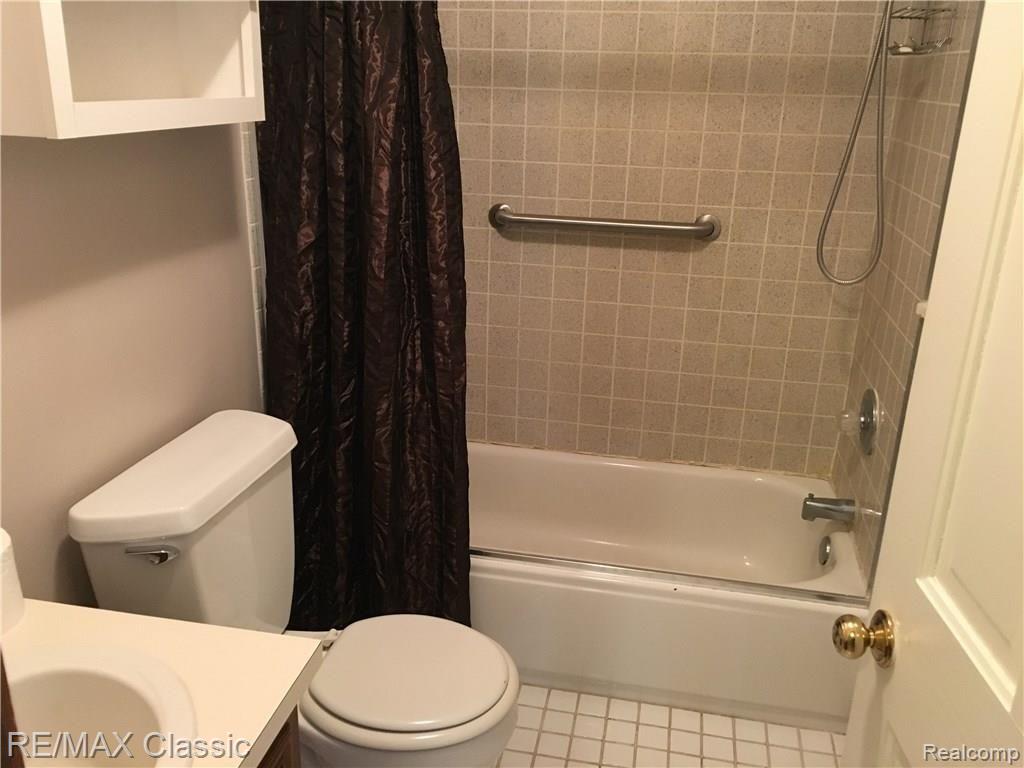 2240 Lancaster Road Bloomfield Hills, MI 48302 - Photo 16 of 20 2nd bath.jpg