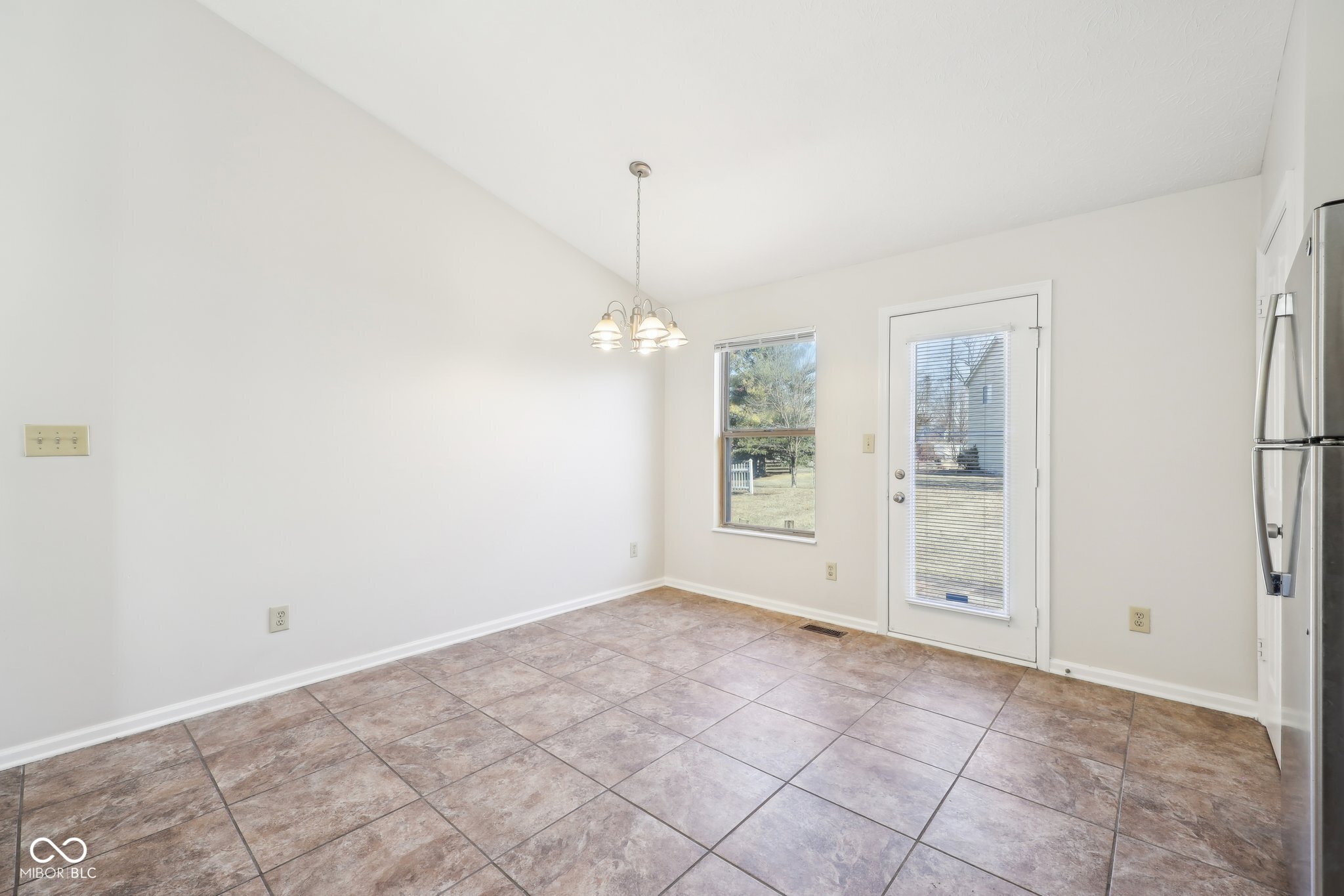 4002 Colchester Drive Indianapolis, IN 46268 - Photo 5 of 31