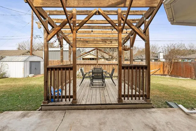 a view of entryway with a yard