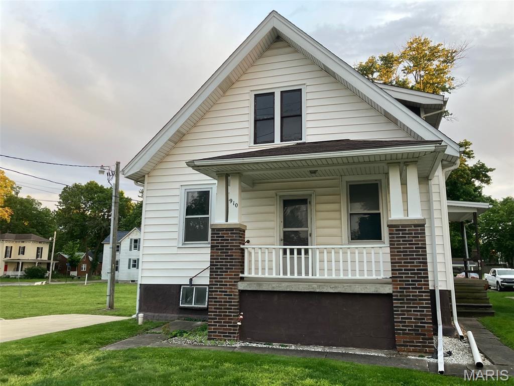910 6th Street Highland, IL 62249 - Photo 1 of 12