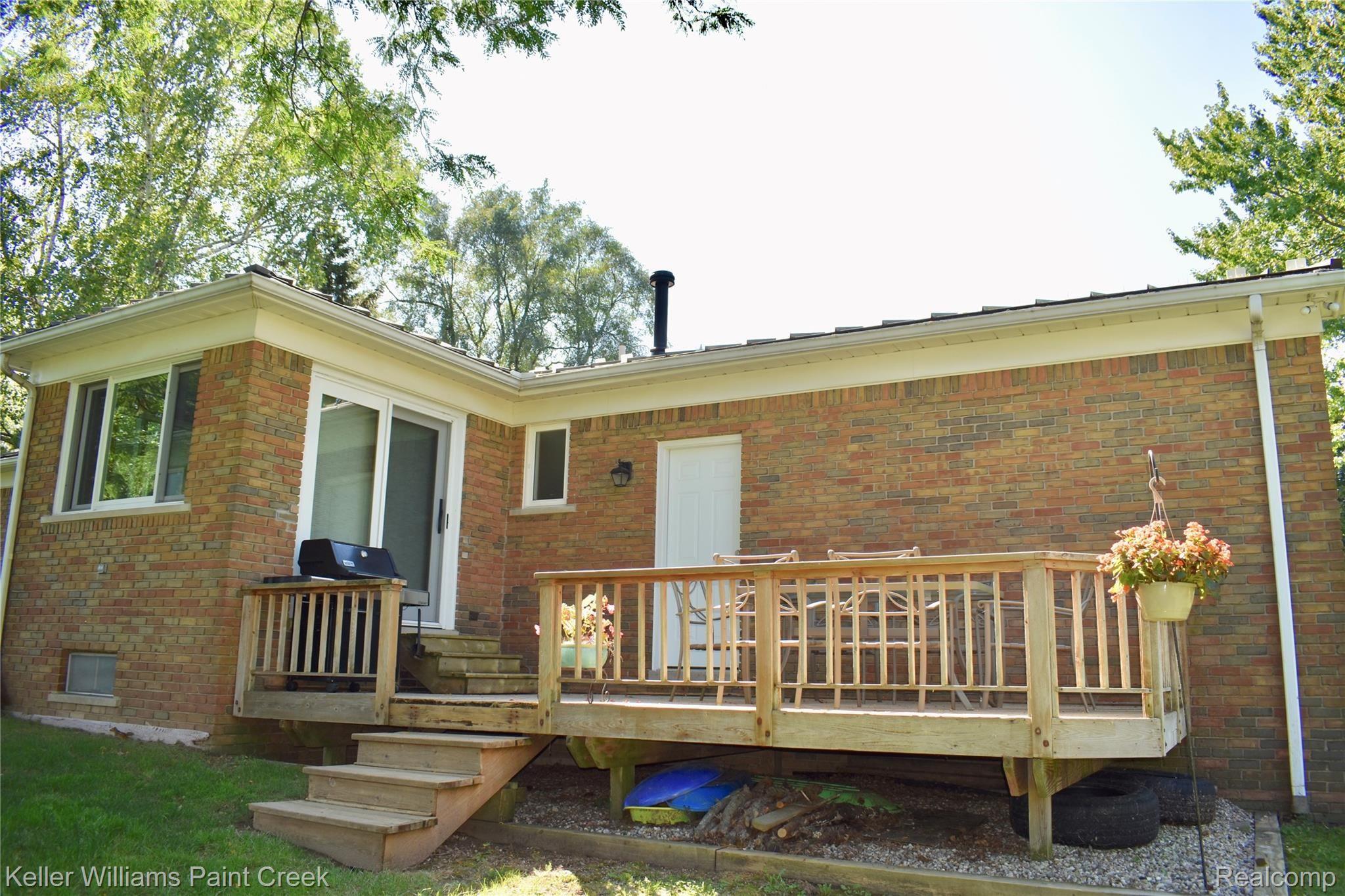 132 Brewster Road Rochester, MI 48309 - Photo 5 of 32 CHECKOUT THE LARGE DECK (10 X 16). THE NEWER DOOR WALL LEADS TO THE LARGE BREAKFAST NOOK (9 X 10)