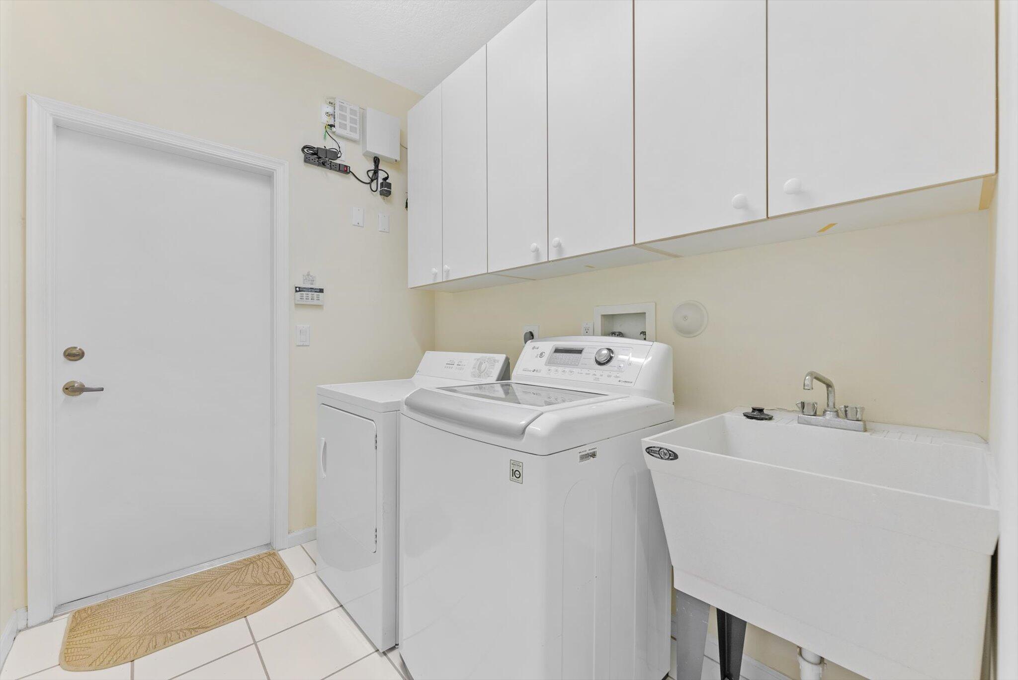 12181 Rockledge Circle Boca Raton, FL 33428 - Photo 33 of 70 Laundry Room