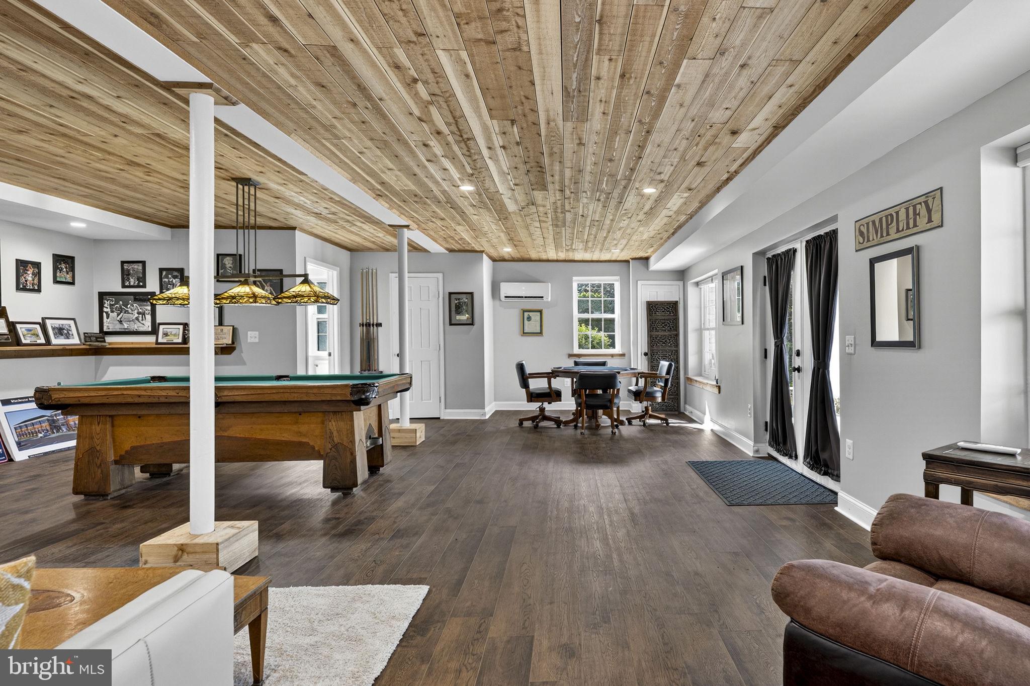 653 Federal Street Paris, VA 20130 - Photo 43 of 64 a living room with furniture and a wooden floor