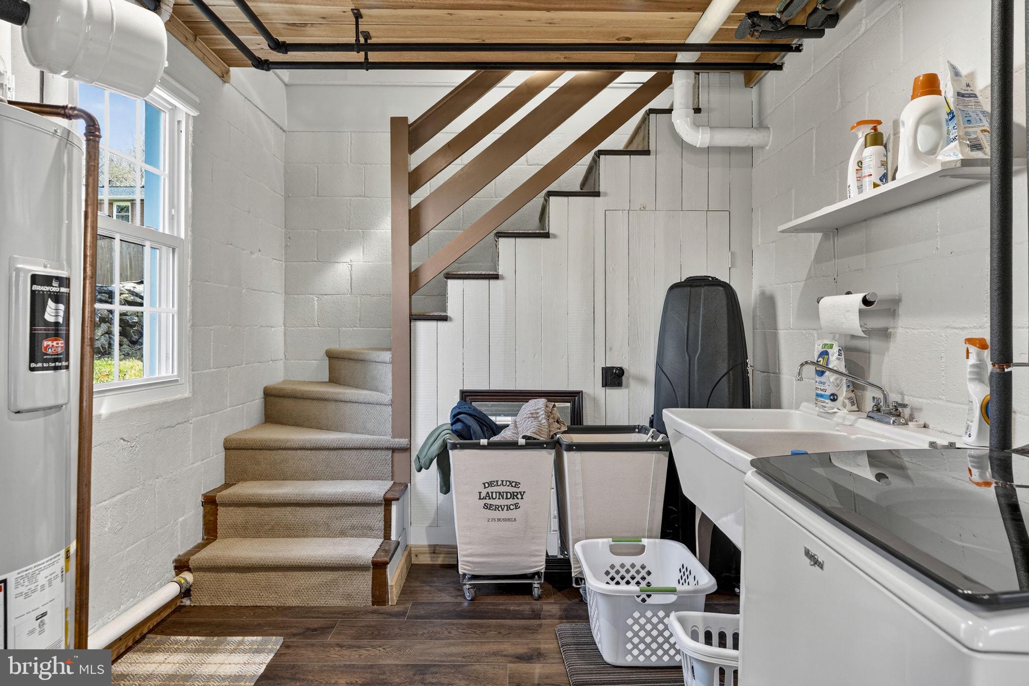 653 Federal Street Paris, VA 20130 - Photo 49 of 64 a view of entryway and kitchen