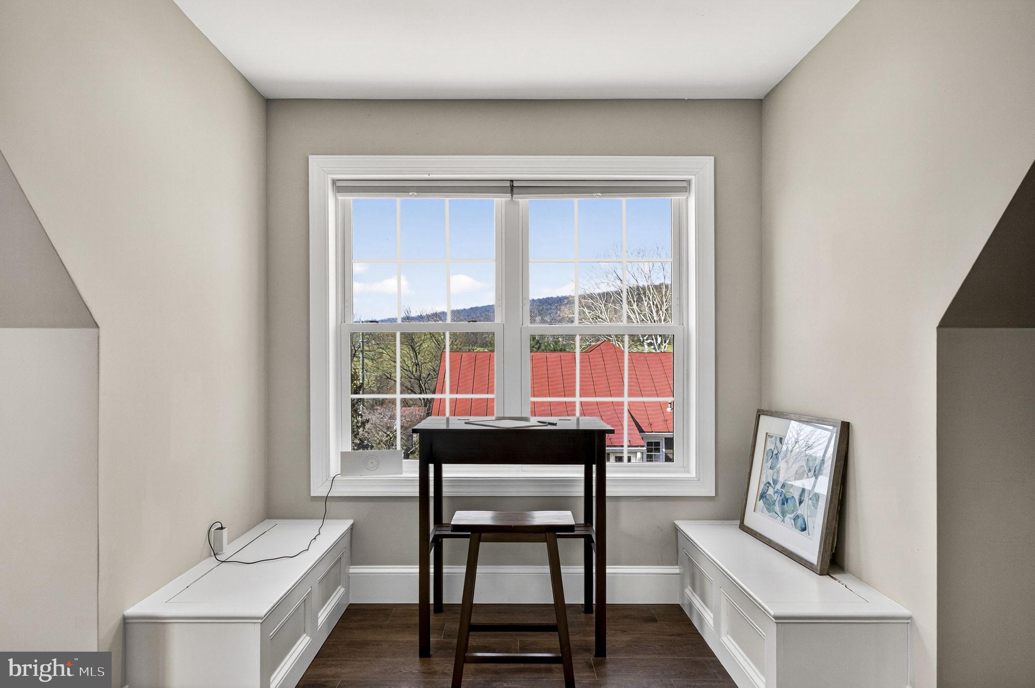 653 Federal Street Paris, VA 20130 - Photo 61 of 64 Window nook w/ built-in seating