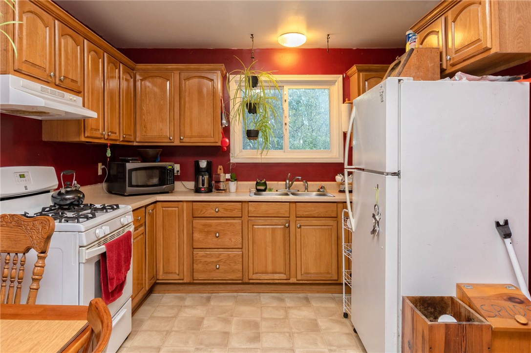 215 Spruce Avenue Rochester, NY 14611 - Photo 12 of 36