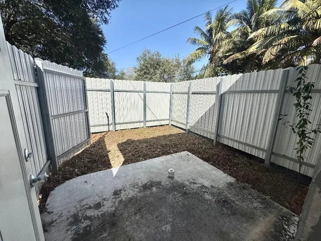 a view of a backyard