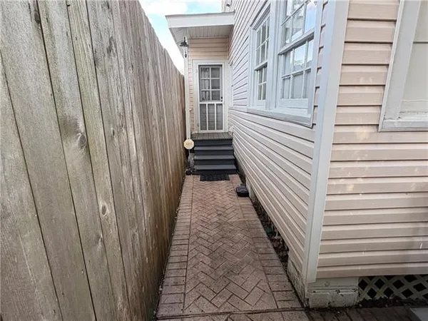 $1,800 | 212 Grenadine Street, Unit LOWR, Metairie, LA 70005