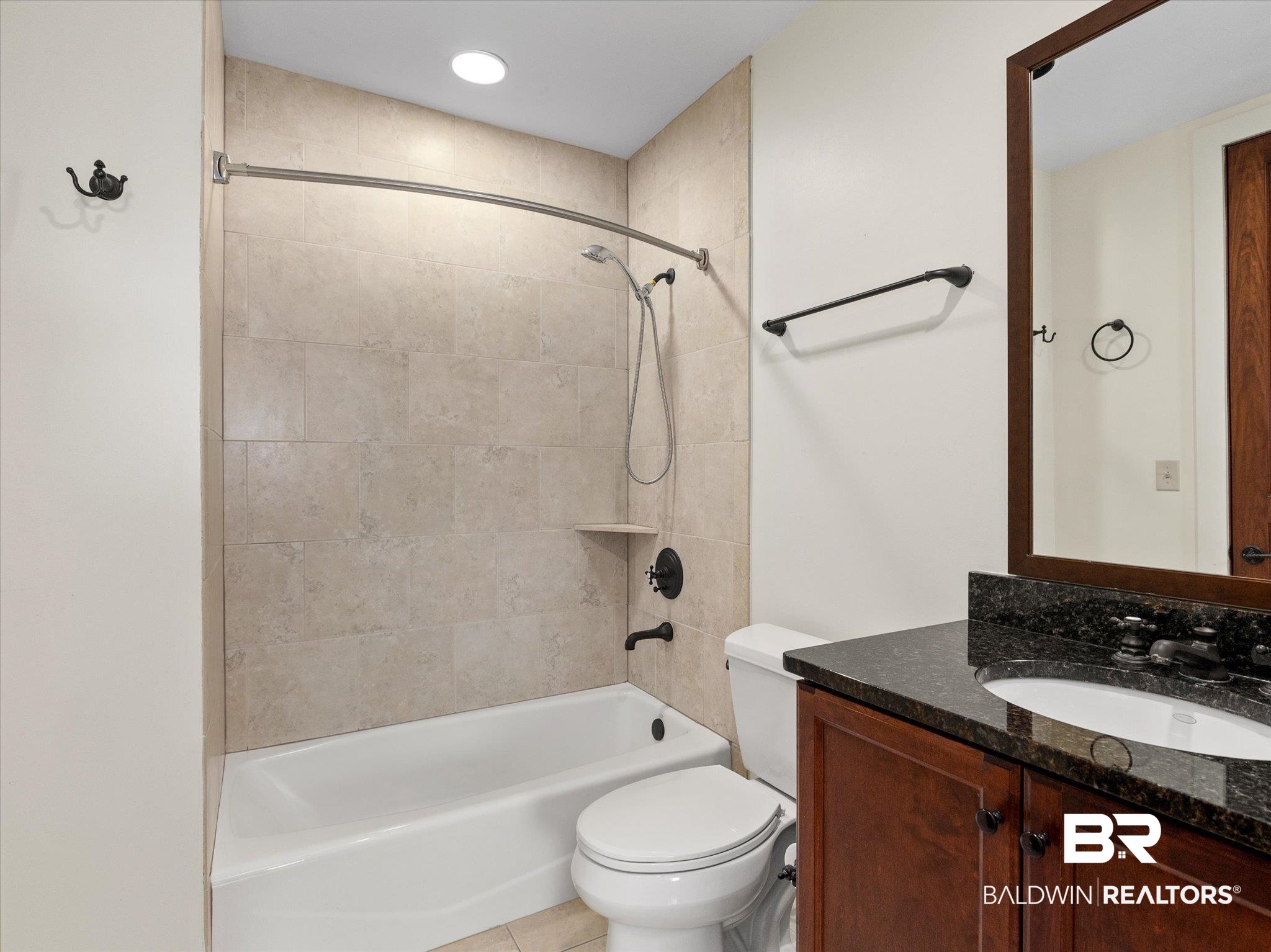18269 Colony Drive, Unit 502 Fairhope, AL 36532 - Photo 20 of 28 Bathroom