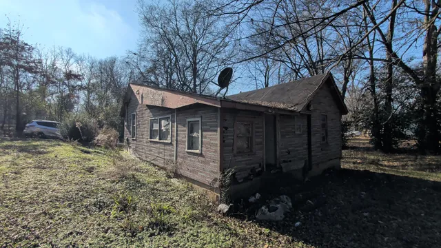 a view of house with a yard