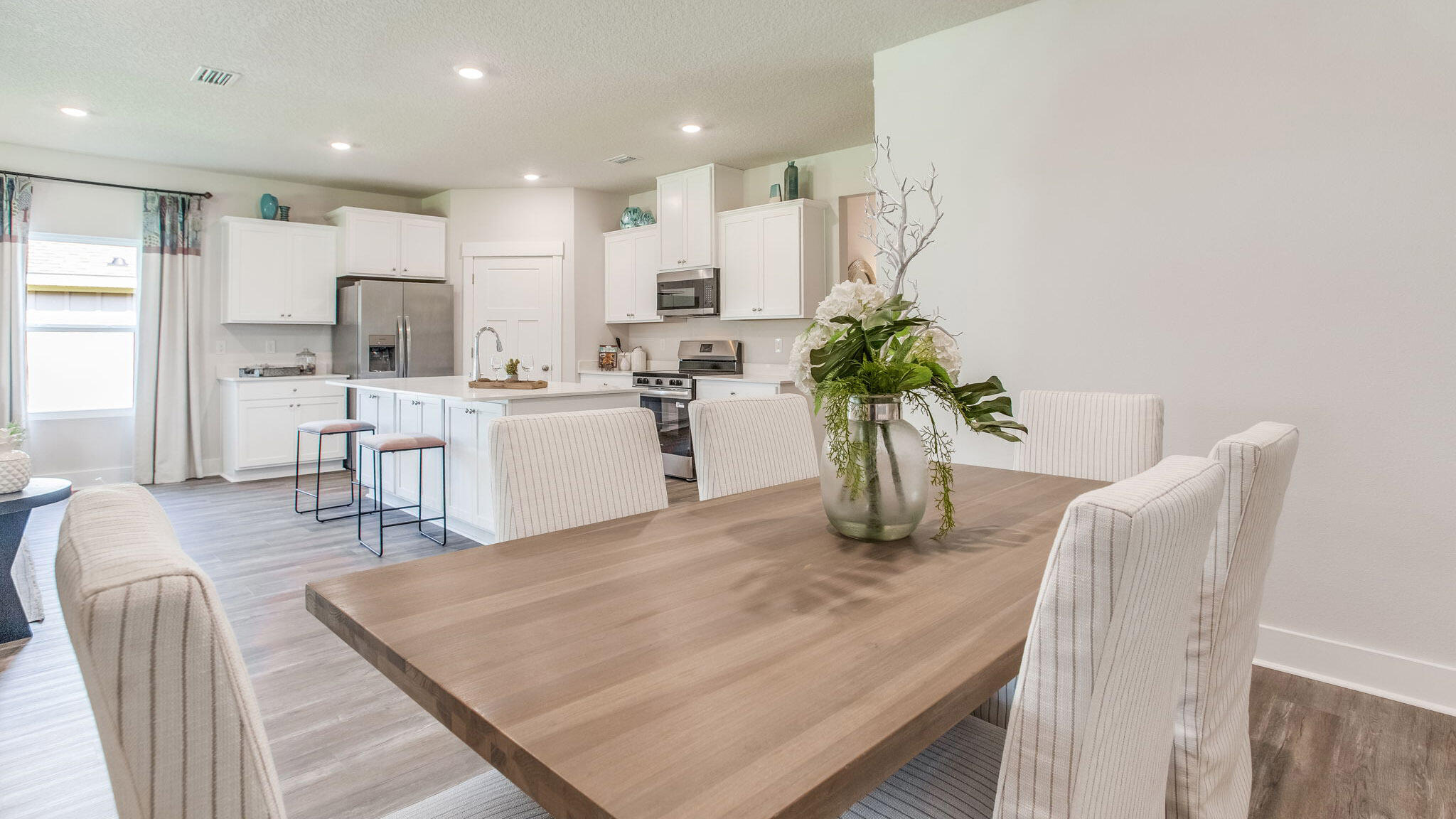 34 Foxtrail Run Freeport, FL 32439 - Photo 12 of 31 a dining room with furniture and potted plants