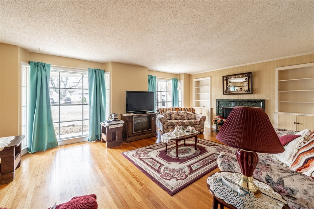 589 Allen Street Springfield, MA 01118 - Photo 8 of 42 Gallery Image 8