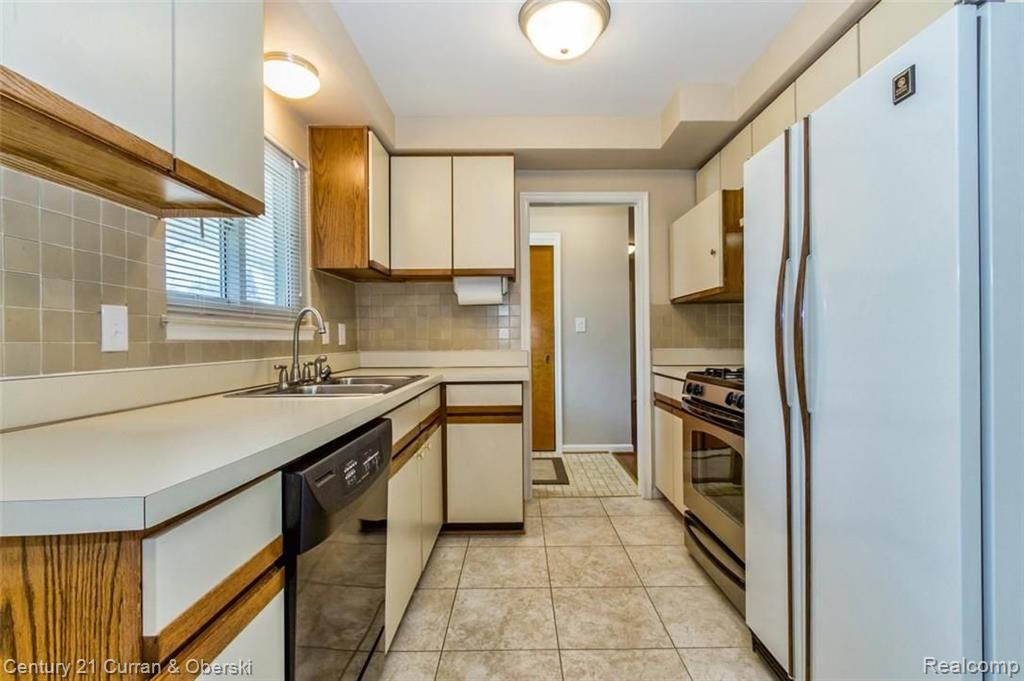 28451 Bayberry Road Farmington Hills, MI 48331 - Photo 9 of 18