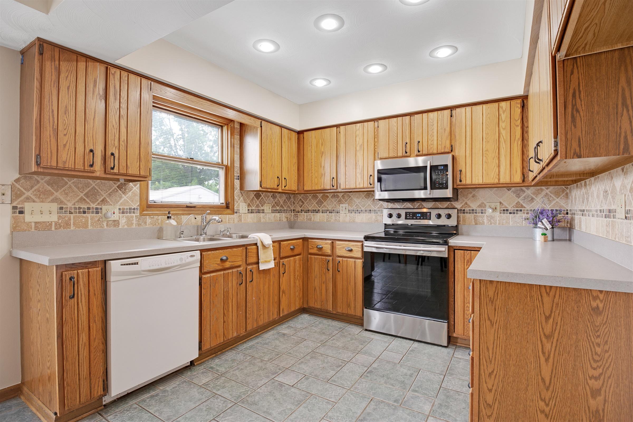 8027 Roberts Road Hilliard, OH 43026 - Photo 15 of 60