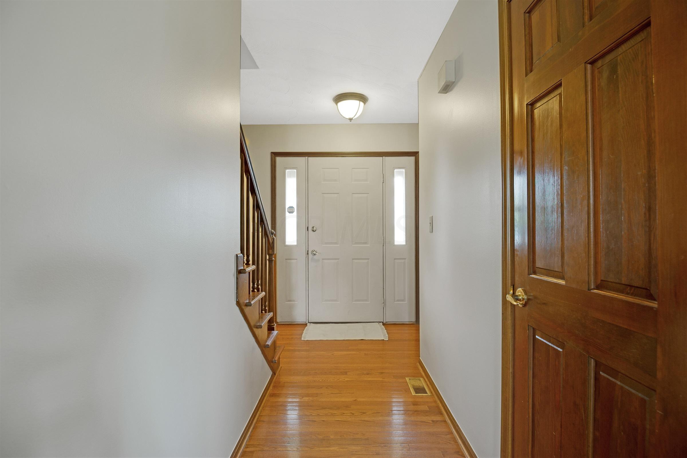 8027 Roberts Road Hilliard, OH 43026 - Photo 3 of 60