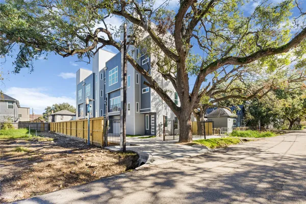 $3,600 | 2707 Dennis Street, Houston, TX 77004