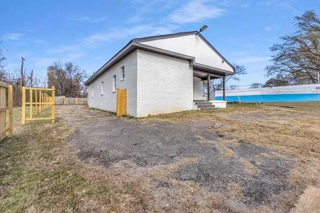 a view of entrance gate of house