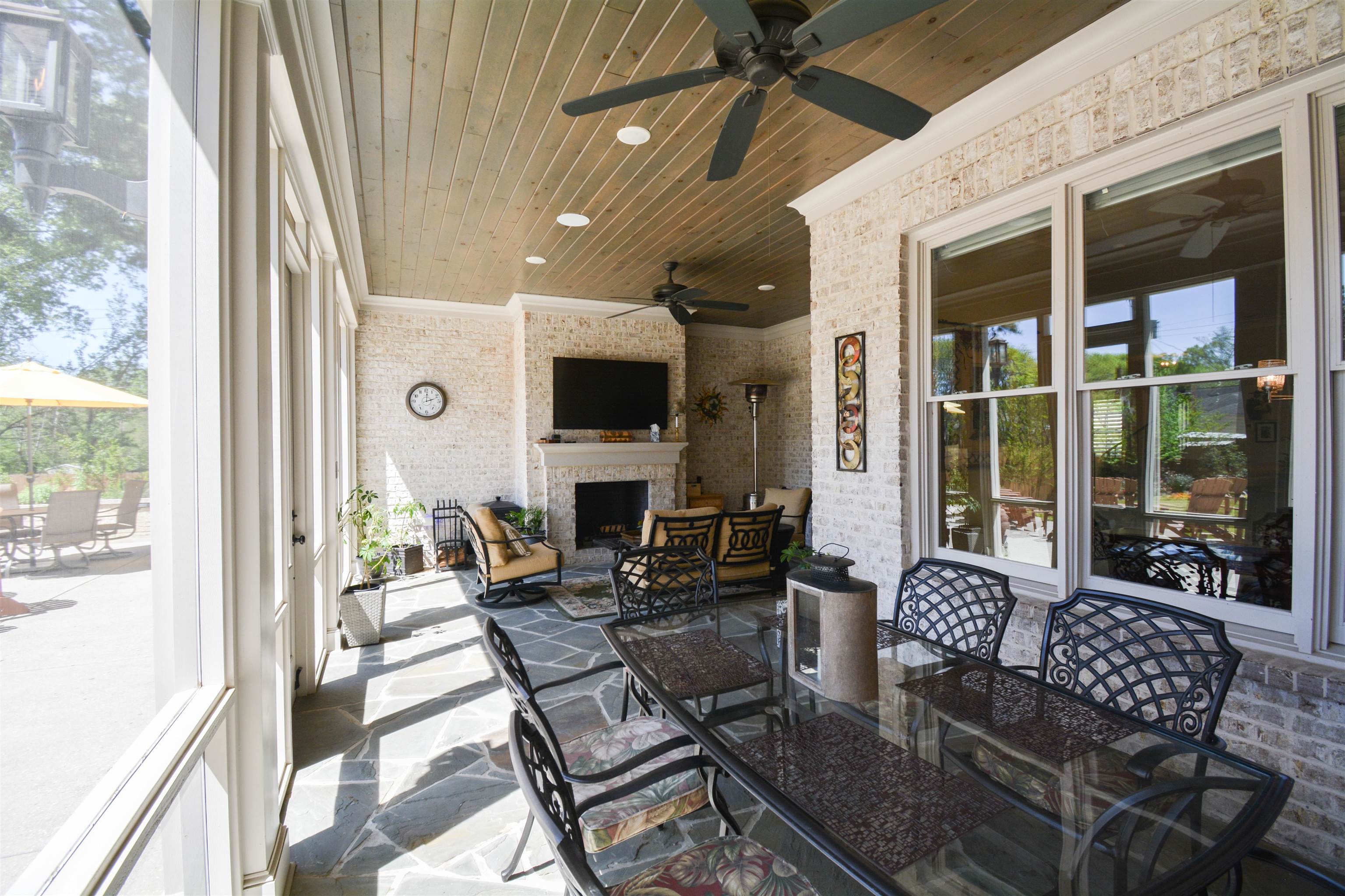 5293 Cole Road Memphis, TN 38120 - Photo 29 of 40 a living room with furniture