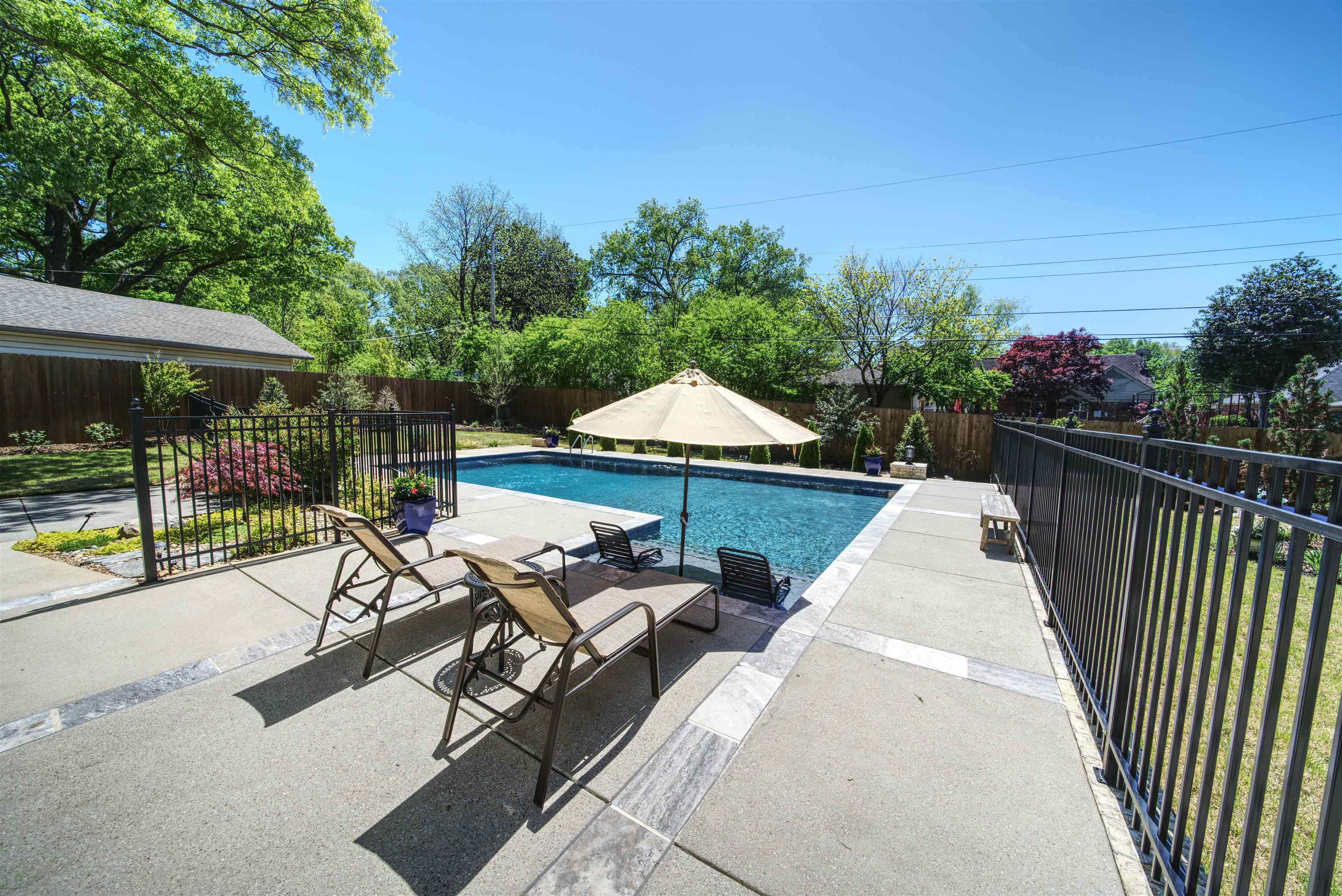 5293 Cole Road Memphis, TN 38120 - Photo 33 of 40 a view of a terrace with sitting area