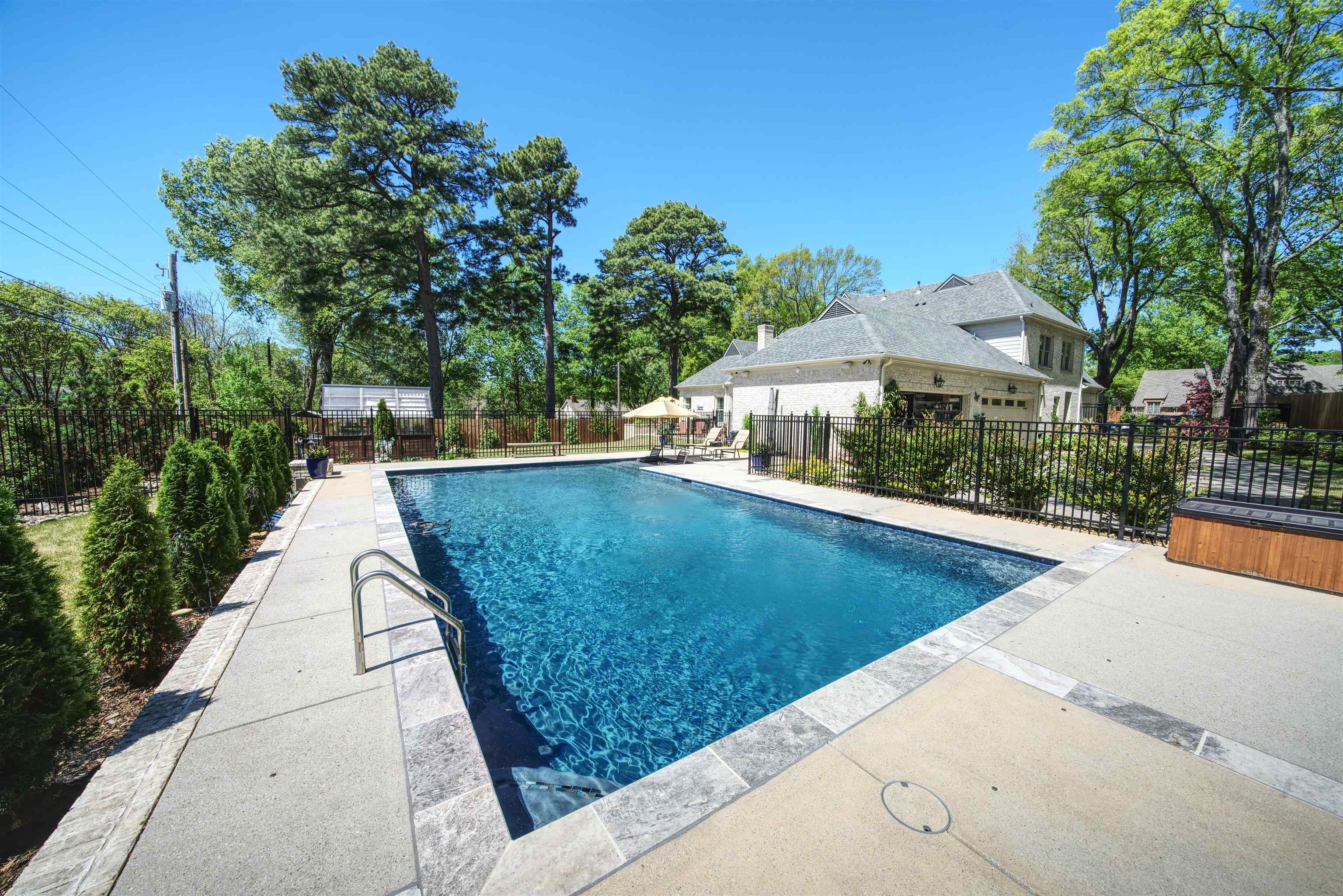 5293 Cole Road Memphis, TN 38120 - Photo 34 of 40 a view of a patio with swimming pool