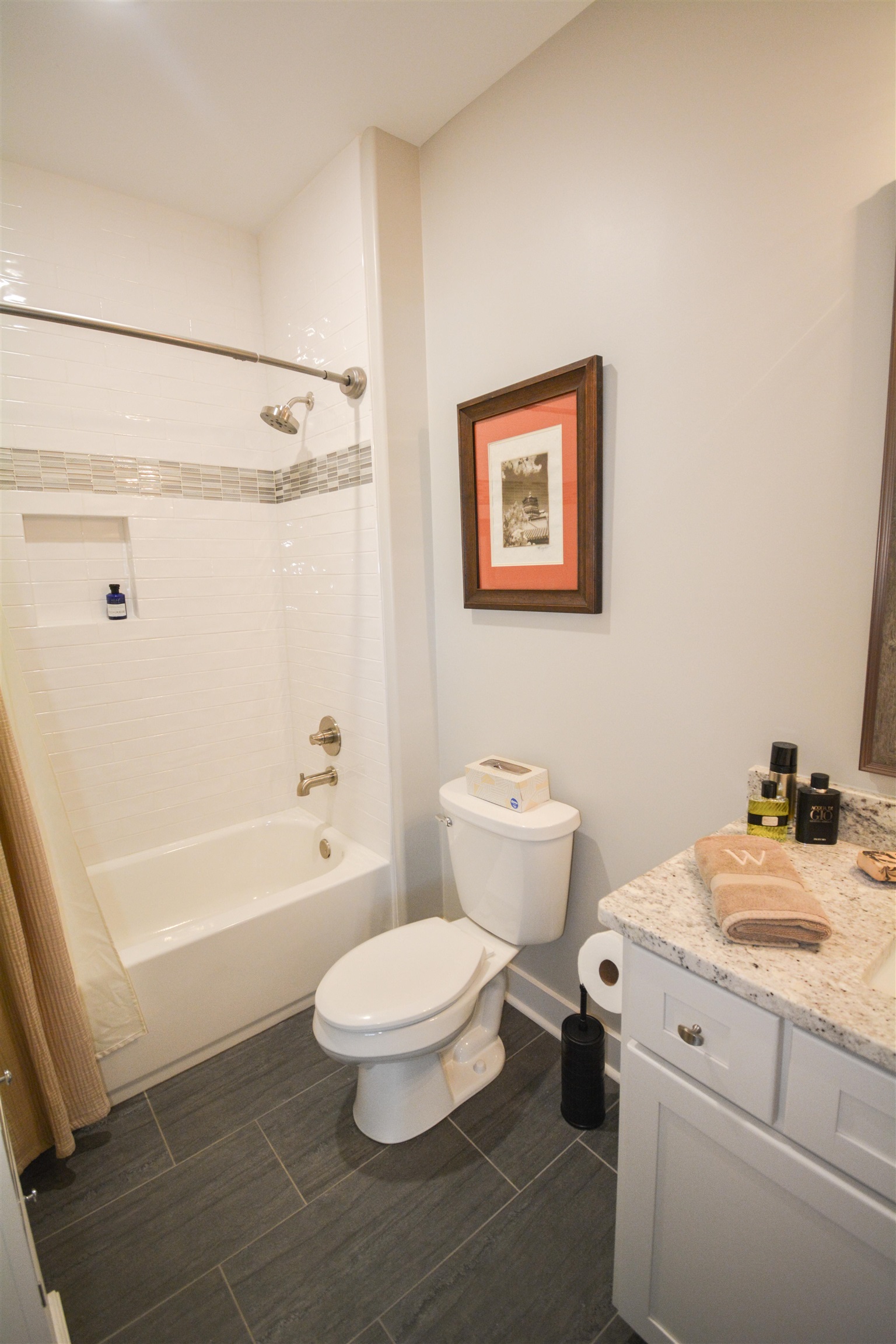 5293 Cole Road Memphis, TN 38120 - Photo 39 of 40 a bathroom with a toilet a sink and a bathtub