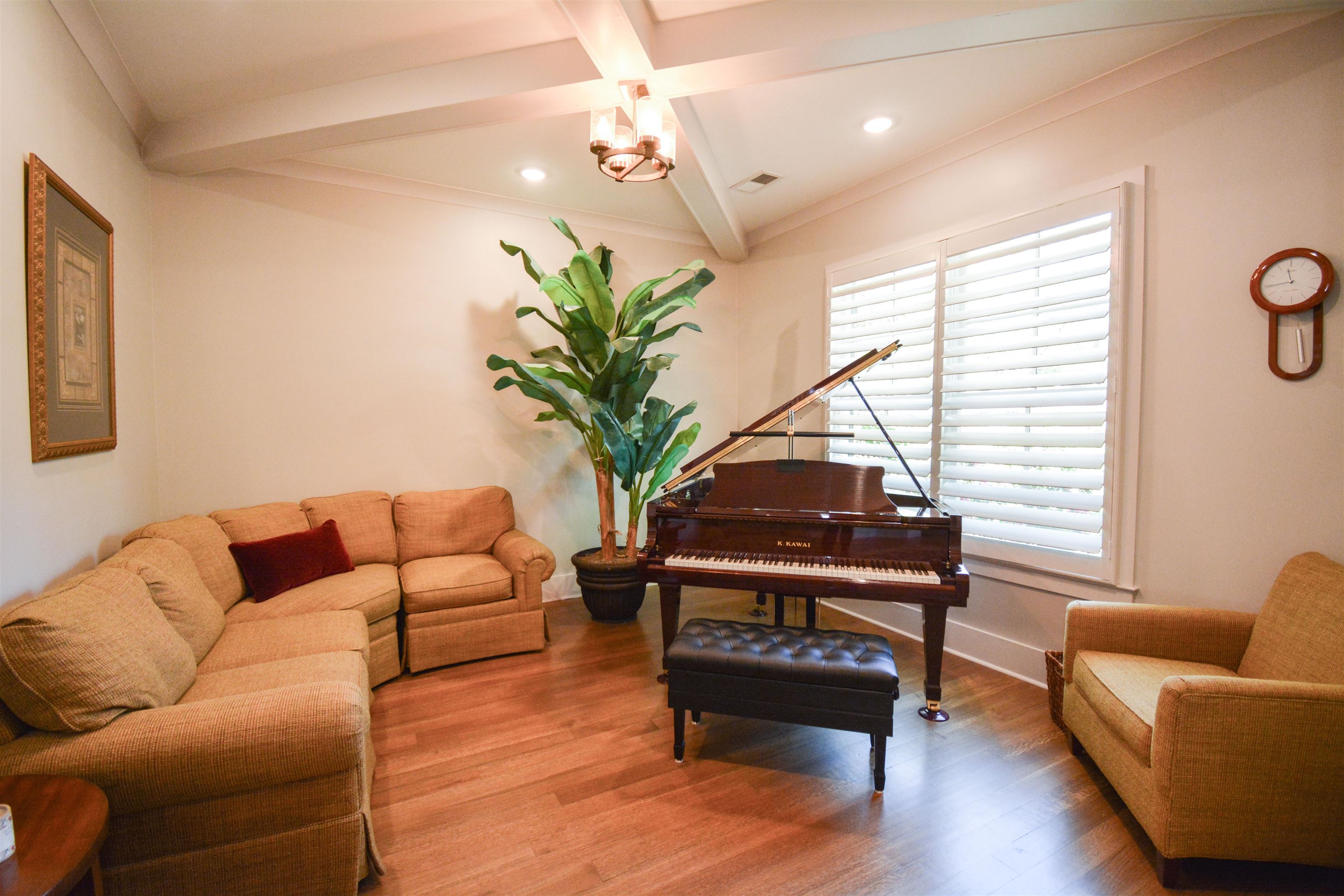 5293 Cole Road Memphis, TN 38120 - Photo 5 of 40 a living room with furniture flower pot and wooden floor