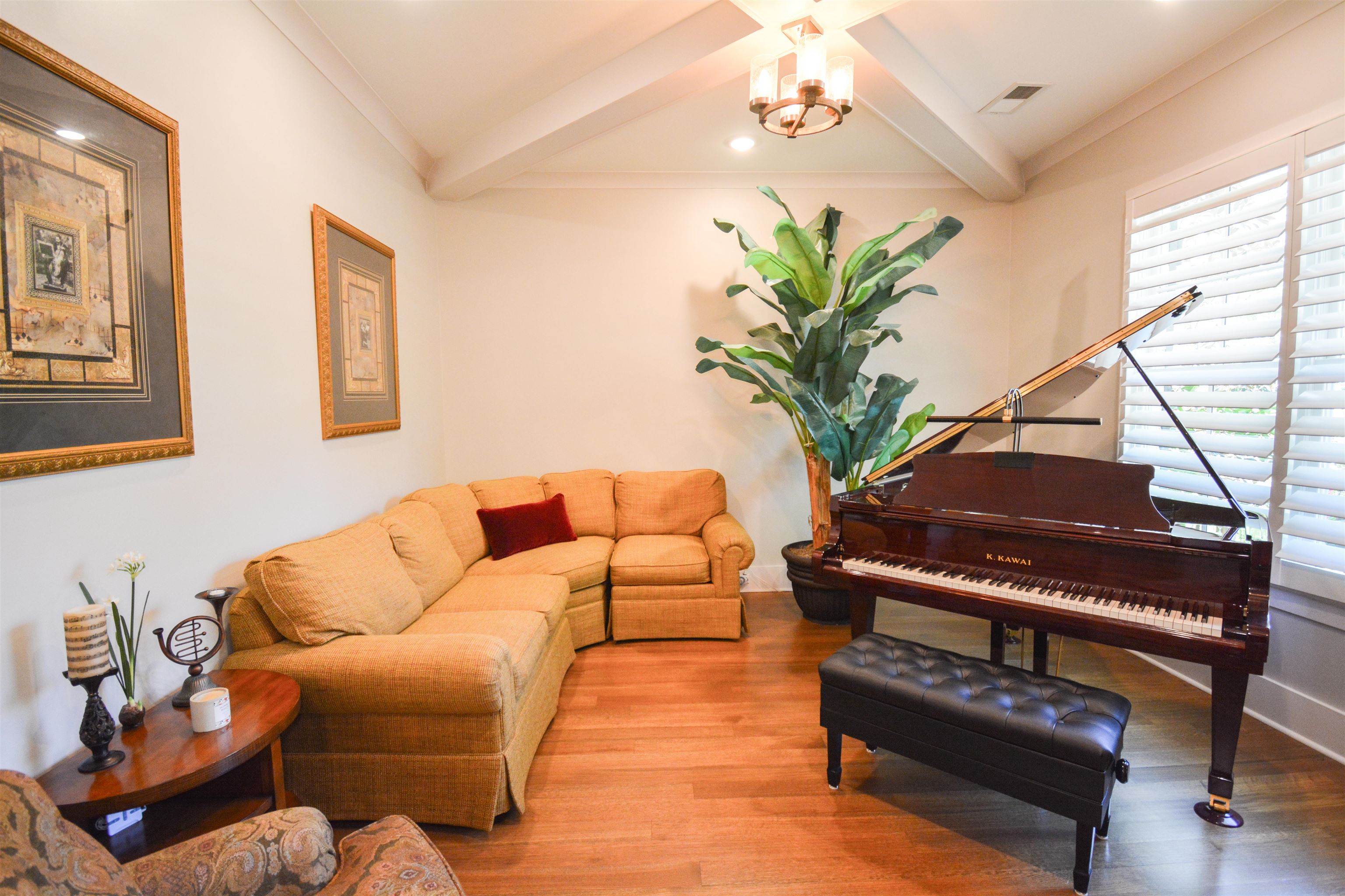 5293 Cole Road Memphis, TN 38120 - Photo 6 of 40 a living room with furniture flowerpot and wooden floor