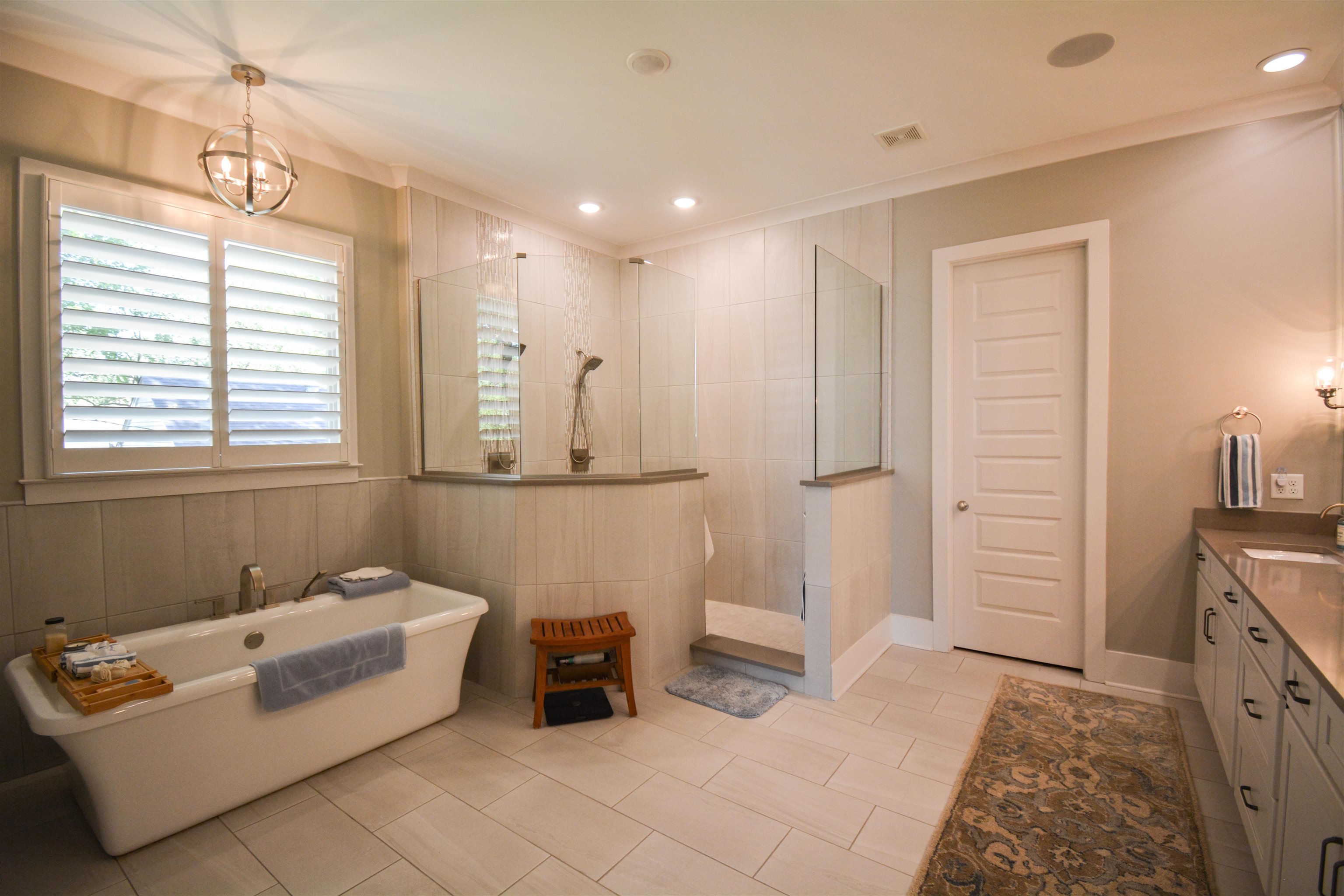 5293 Cole Road Memphis, TN 38120 - Photo 10 of 40 a bathroom with a bathtub and a sink
