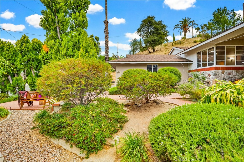 9522 Cedarvale Road Tujunga, CA 91042 - Photo 4 of 68