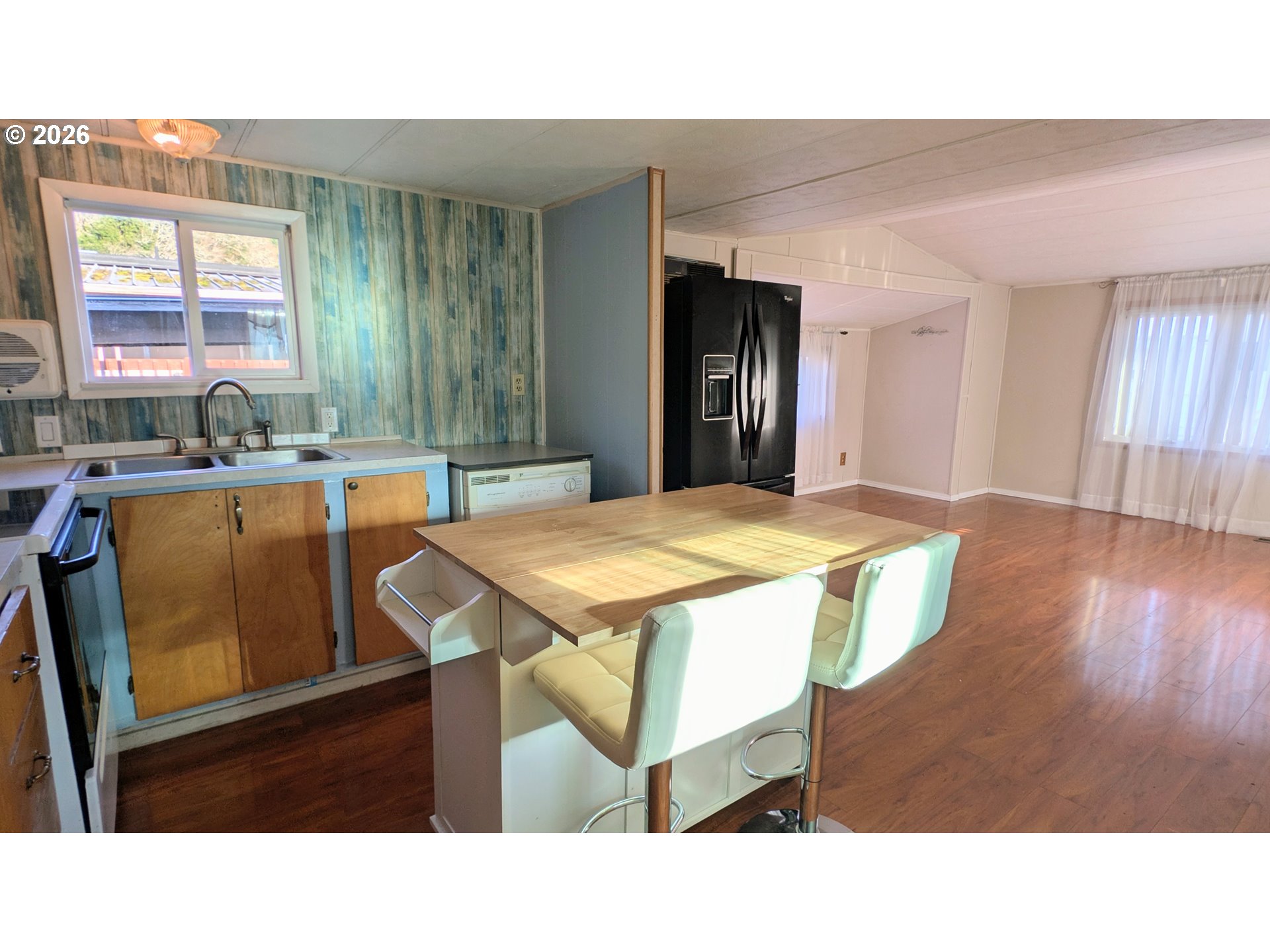 3203 Southeast Vineyard Road, Unit 12 Milwaukie, OR 97267 - Photo 10 of 20 a kitchen with a table and chairs