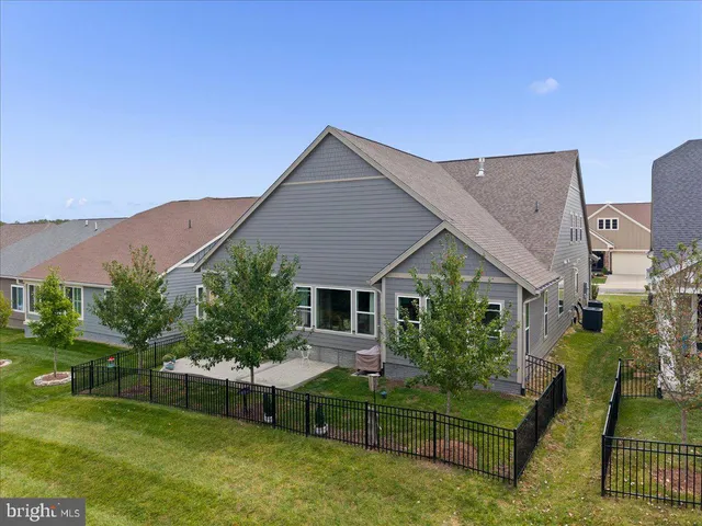 $815,000 | 117 Mallard Dr Lake, Stephens City, VA 22655