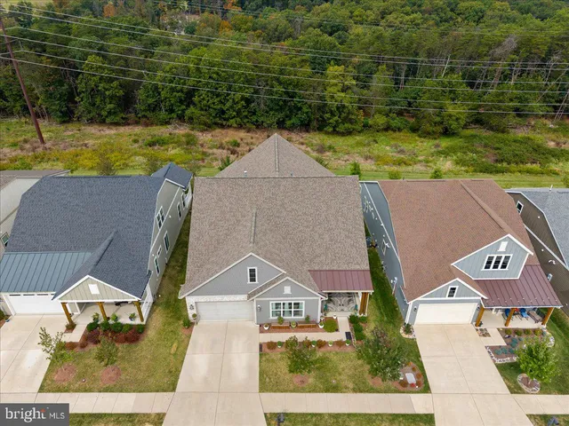 $815,000 | 117 Mallard Dr Lake, Stephens City, VA 22655