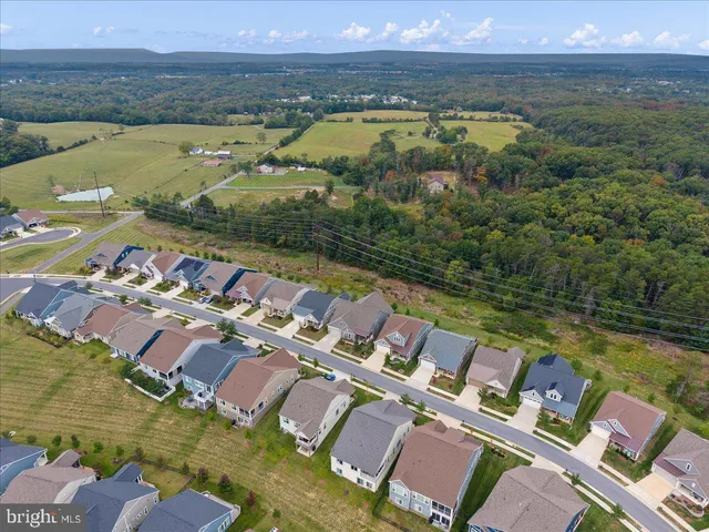 $815,000 | 117 Mallard Dr Lake, Stephens City, VA 22655