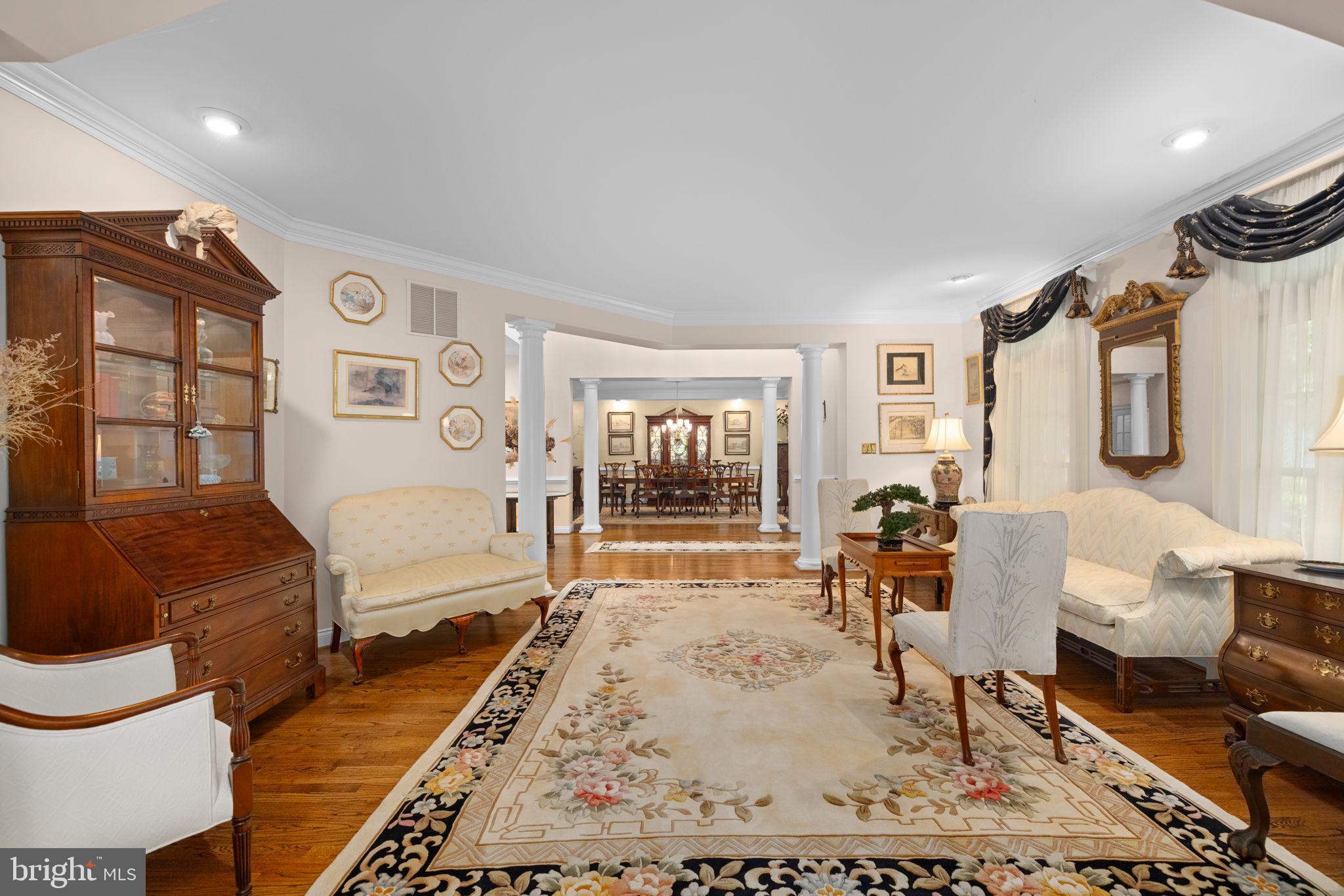 897 Chinquapin Road McLean, VA 22102 - Photo 8 of 66 a living room with furniture and a window