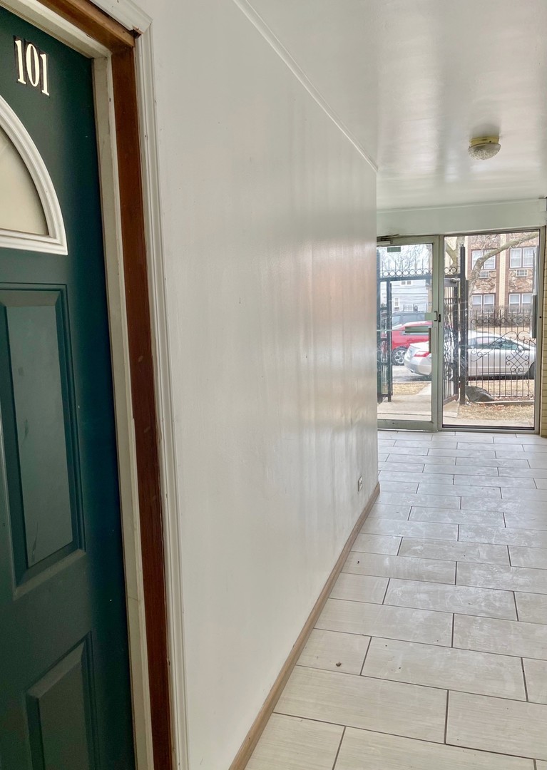 7240 North Ridge Boulevard, Unit 101 Chicago, IL 60645 - Photo 8 of 27 Gallery Image 8