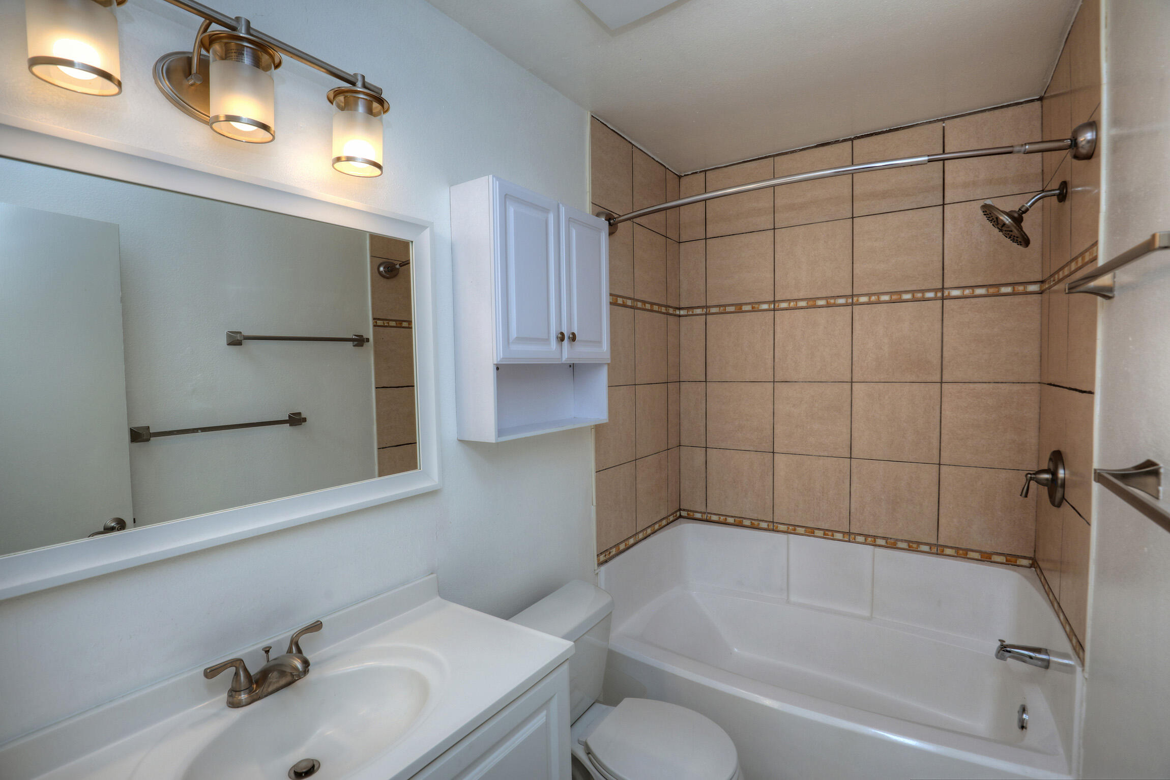 361 Northgate Drive, Unit D Goleta, CA 93117 - Photo 18 of 22 a bathroom with a bathtub and a sink
