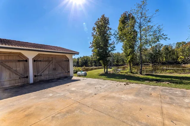 a view of back yard of the house