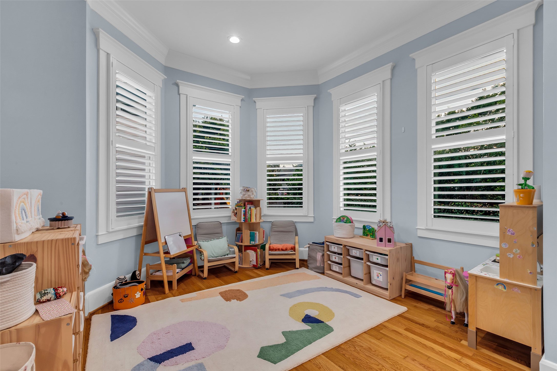 340 West 17th Street Houston, TX 77008 - Photo 18 of 40 a bedroom with furniture and a large window