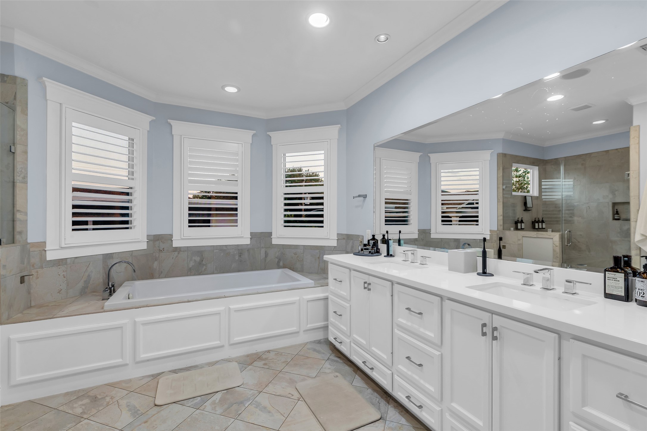 340 West 17th Street Houston, TX 77008 - Photo 21 of 40 a spacious bathroom with double vanity a window a double vanity and a bathtub