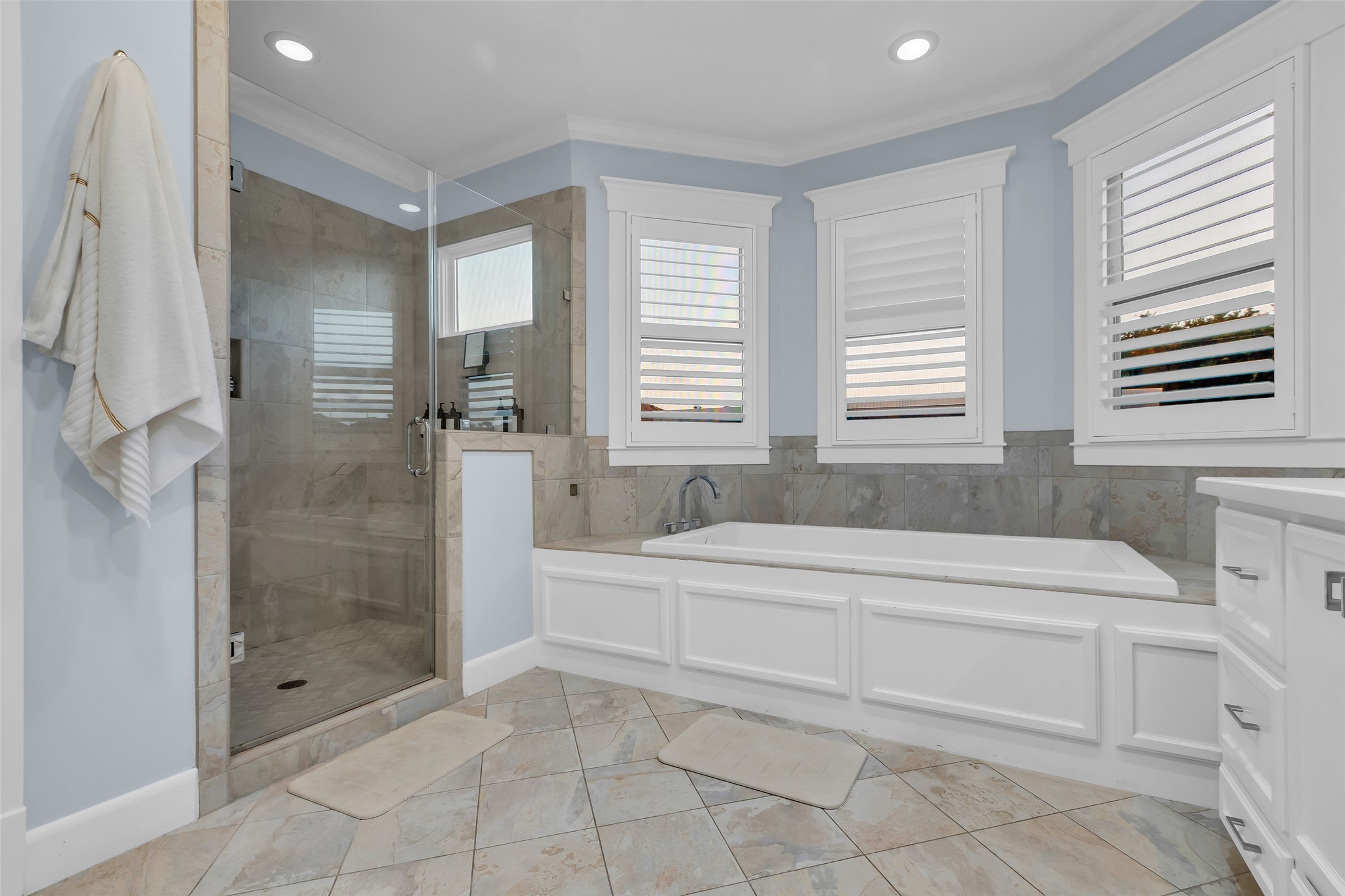 340 West 17th Street Houston, TX 77008 - Photo 22 of 40 a spacious bathroom with a bathtub shower and sink