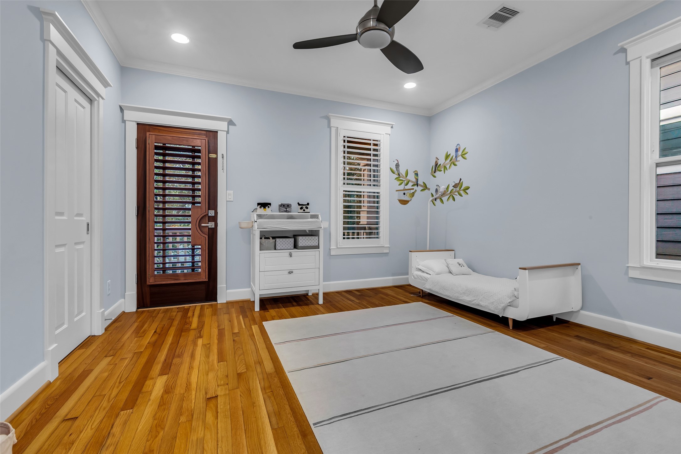 340 West 17th Street Houston, TX 77008 - Photo 23 of 40 a bedroom with a bed and a window