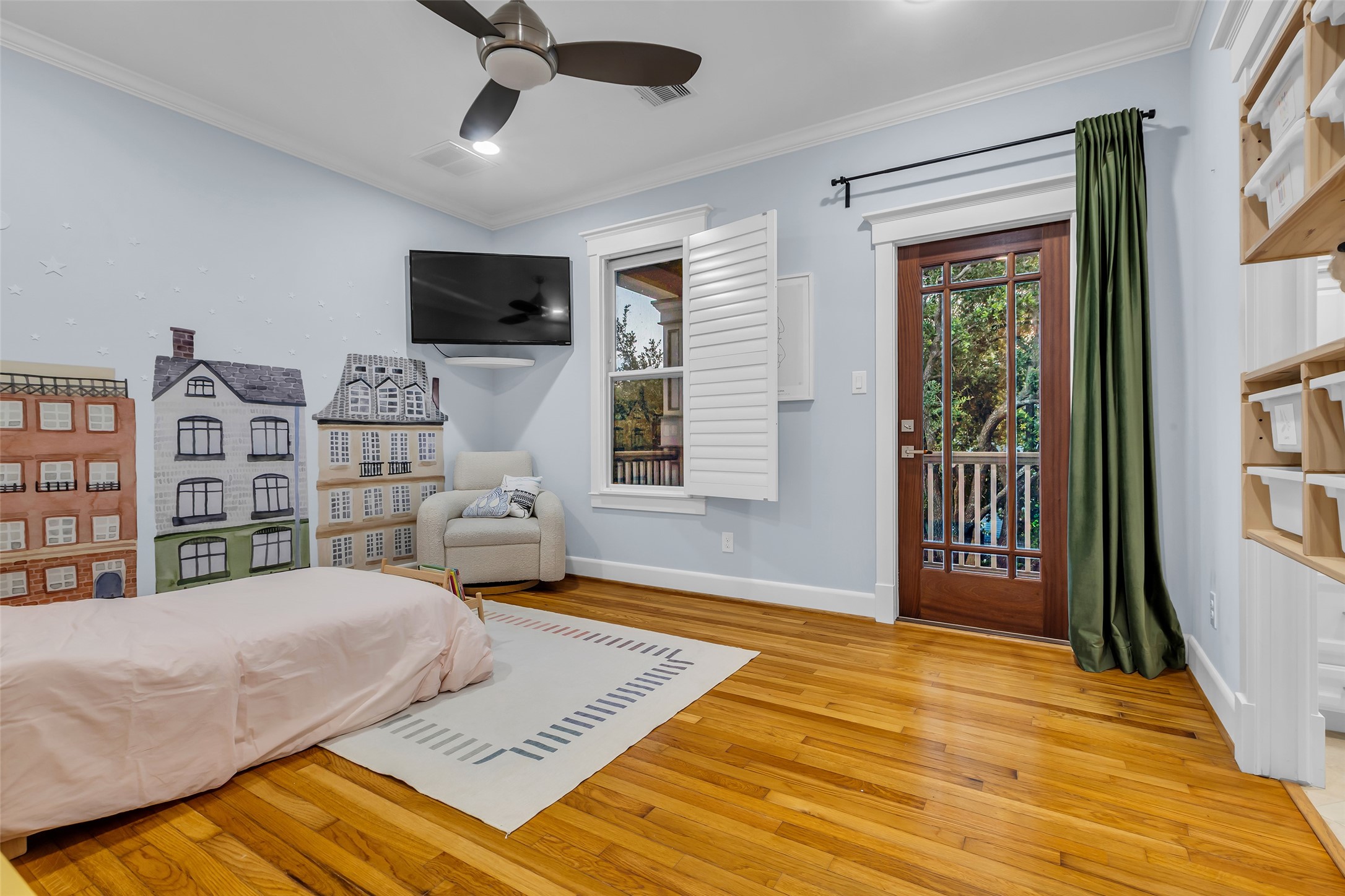340 West 17th Street Houston, TX 77008 - Photo 24 of 40 a bedroom with a bed furniture and a window