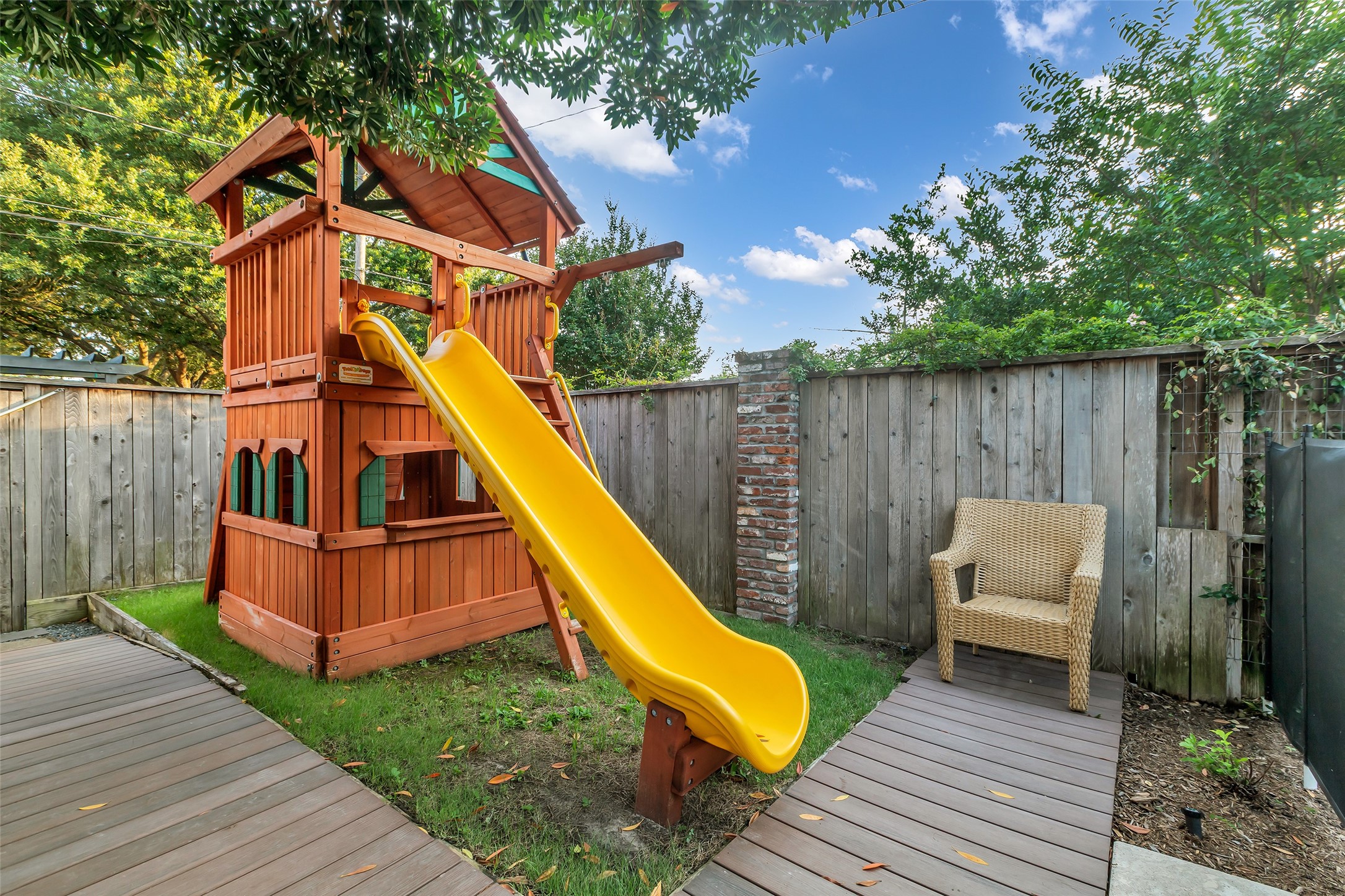 340 West 17th Street Houston, TX 77008 - Photo 27 of 40 a backyard of a house with sofas
