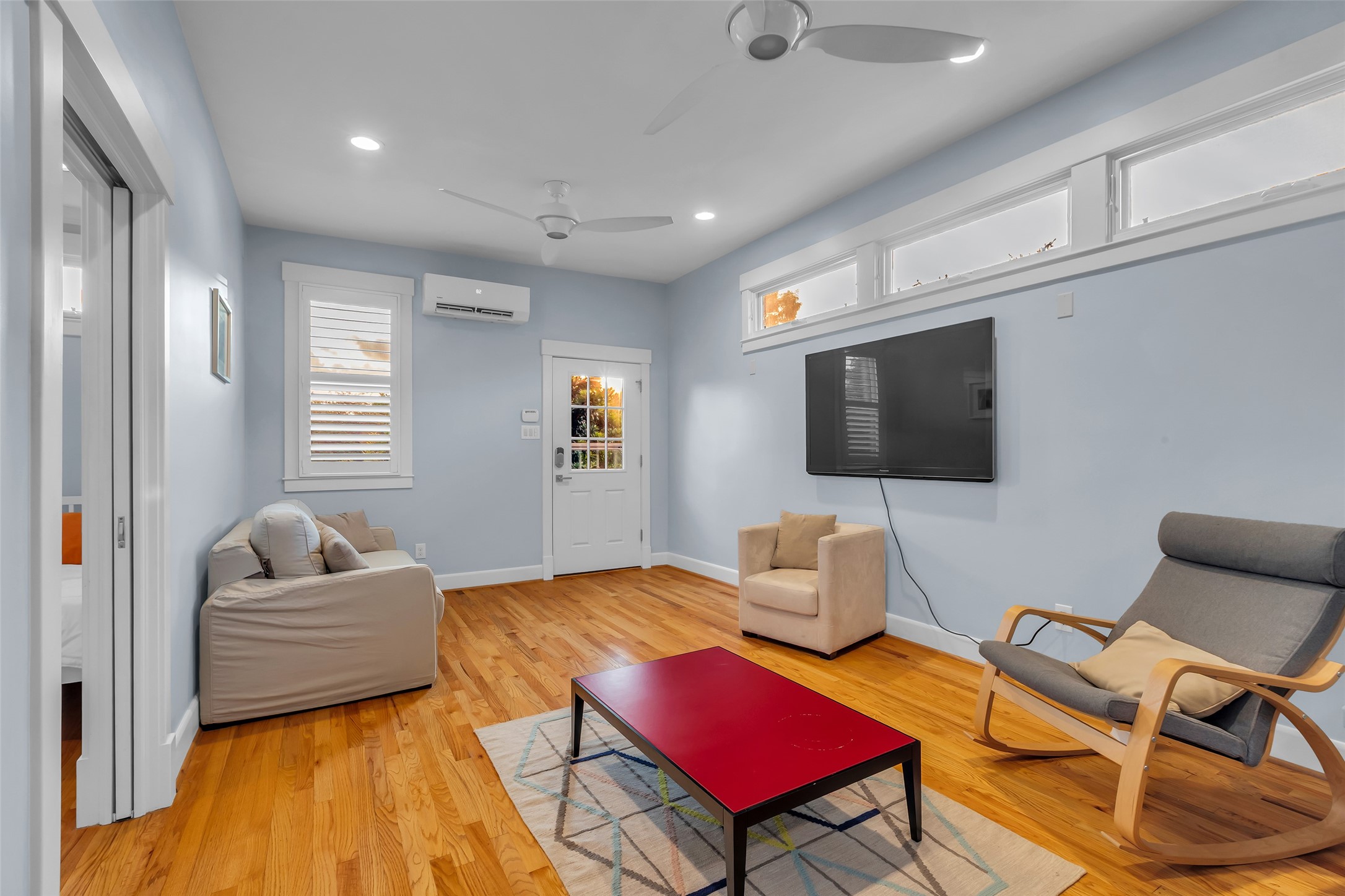 340 West 17th Street Houston, TX 77008 - Photo 28 of 40 a living room with furniture and a flat screen tv