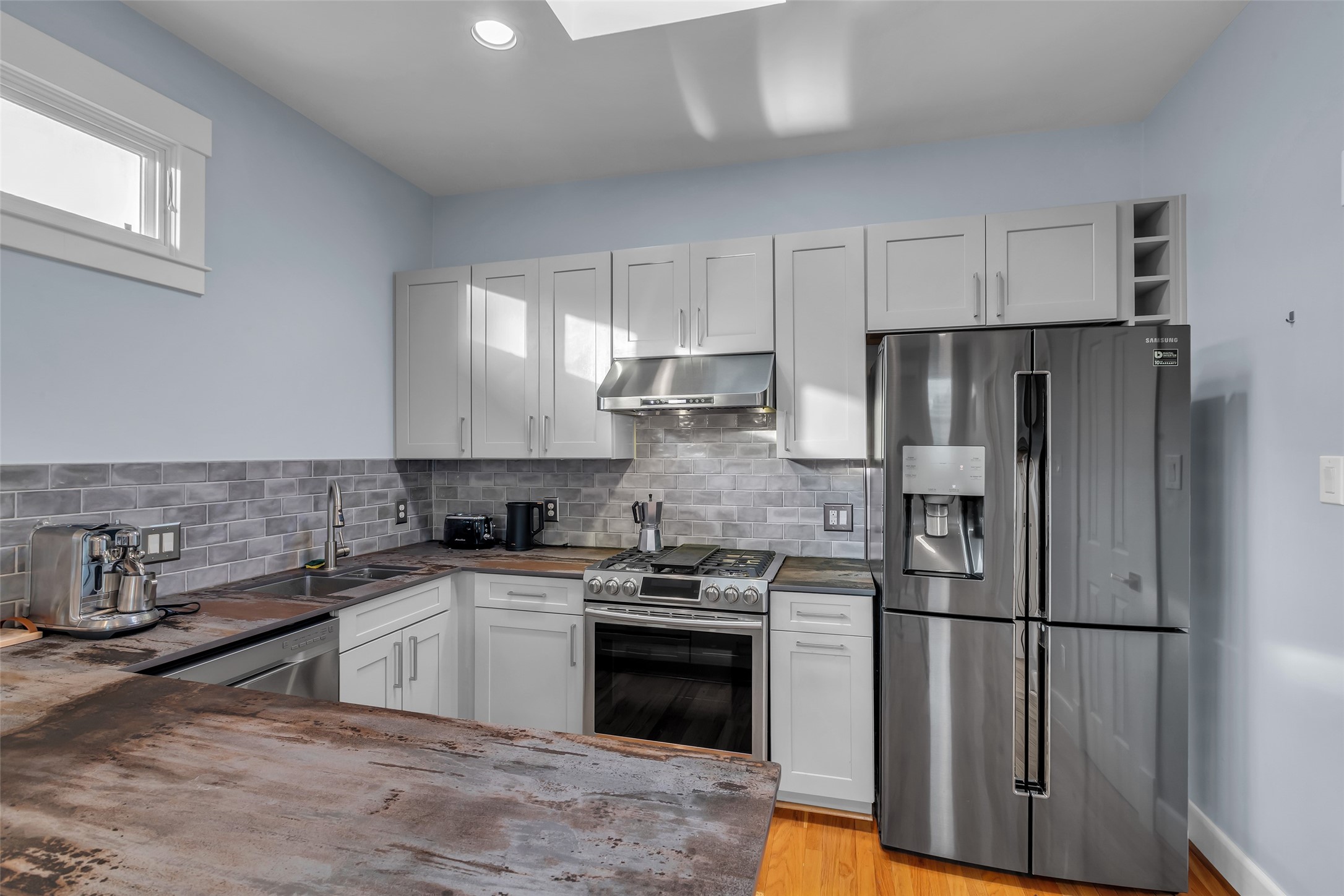 340 West 17th Street Houston, TX 77008 - Photo 29 of 40 a kitchen with stainless steel appliances a refrigerator stove and sink