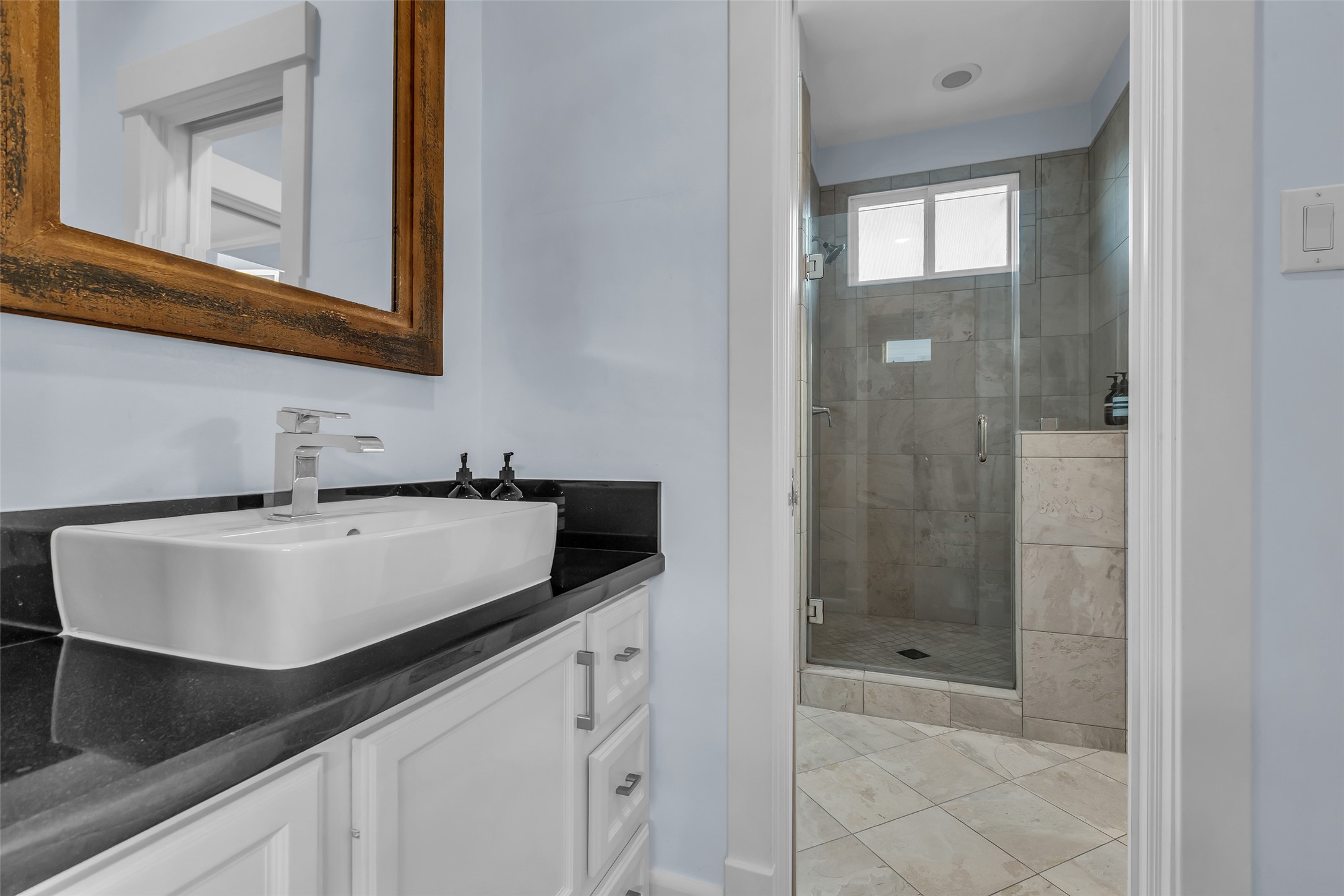 340 West 17th Street Houston, TX 77008 - Photo 31 of 40 a bathroom with a sink and a mirror with bathtub